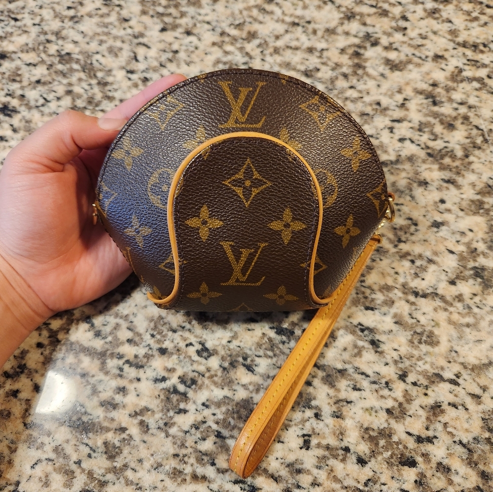 Louis Vuitton Ellipse Clutch